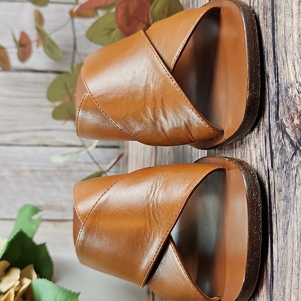CHLOE` LAIA OCHRE DELIGHT LEATHER BLOCK HEEL SANDALS - Picture 2 of 14